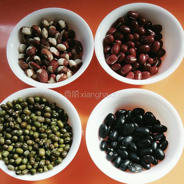 准备好红豆，花豆，黑豆，绿豆。