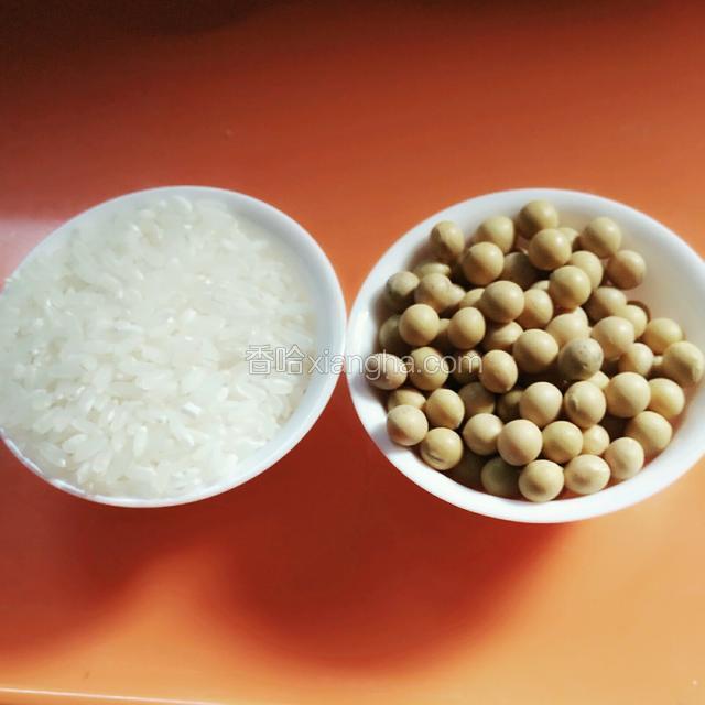 准备好黄豆和大米。