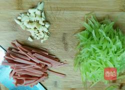莴苣丝炒火腿丝的做法图解2