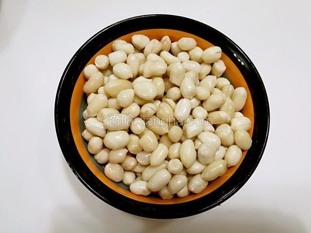 然后剥去皮。