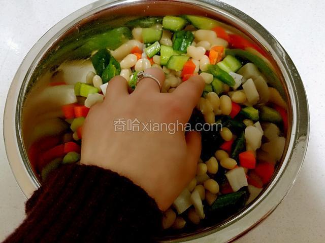 把腌好的什锦菜沥去盐水。