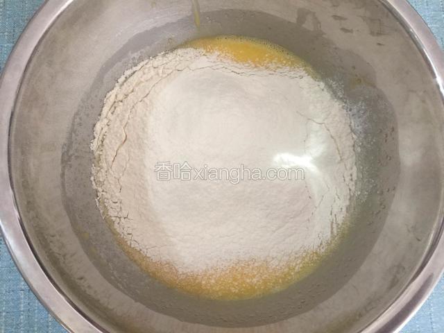 筛入低筋面粉。