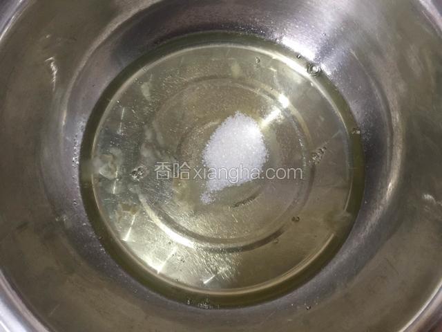 蛋白里加入柠檬汁和20克的白糖，用电动打蛋器打发。