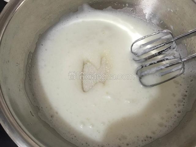 打至细泡时加入20克白糖继续打发。