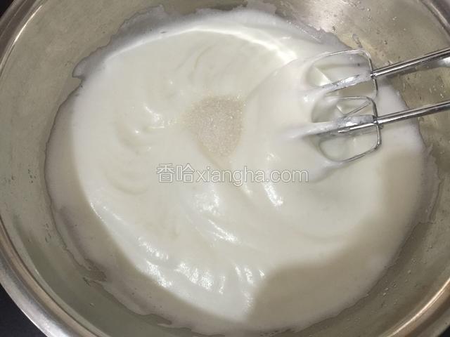 打至蛋白浓稠出现纹路加入最后20克的白糖继续打发。