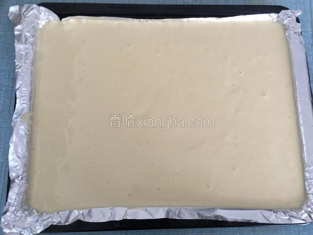 再把翻拌均匀的面糊倒到包好锡纸的烤盘里，用手端着烤盘再桌子上震两下，消除内部的气泡。