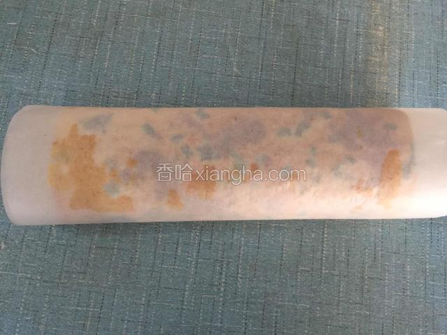 把卷好的蛋糕卷放入冰箱冷藏一个小时以上即可拿出来切块食用了。