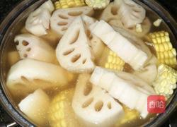 胡萝卜莲藕玉米排骨汤的做法图解4