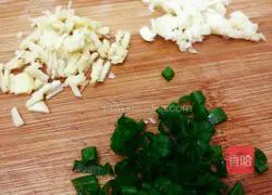 Illustration of how to make spicy and sauerkraut wontons 2