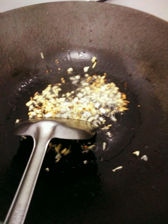 热锅倒油烧至五成热转中小火，爆香姜蒜，火太大容易糊