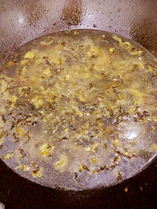 加入两碗清水，水量根据实际需要来定，烧开转小火熬五分钟