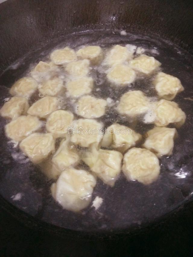 馄饨浮上水面即可关火，大概一分钟