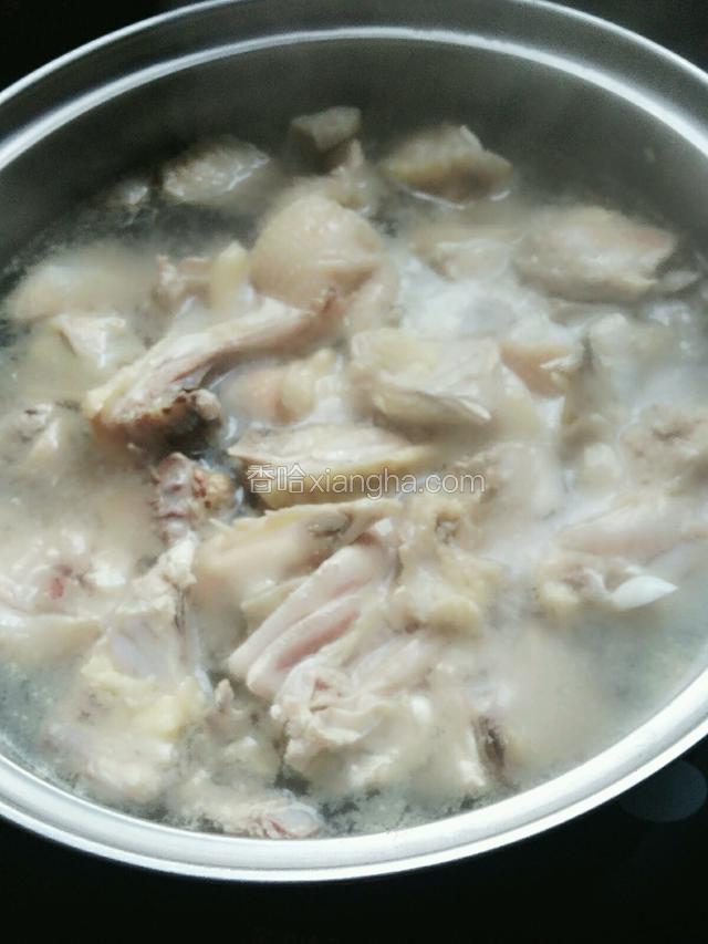 鸡肉凉水下锅，焯去血沫