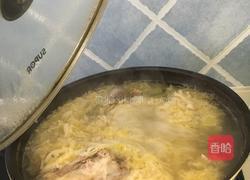 东北大骨头炖酸菜的做法图解3