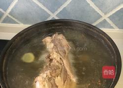 东北大骨头炖酸菜的做法图解1