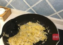 东北大骨头炖酸菜的做法图解2