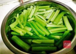 芹菜拌腰果的做法图解1