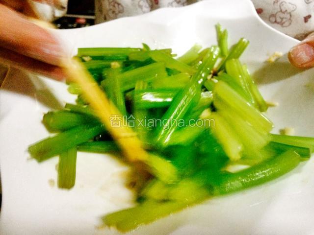 加醋和盐，一小勺蒜末