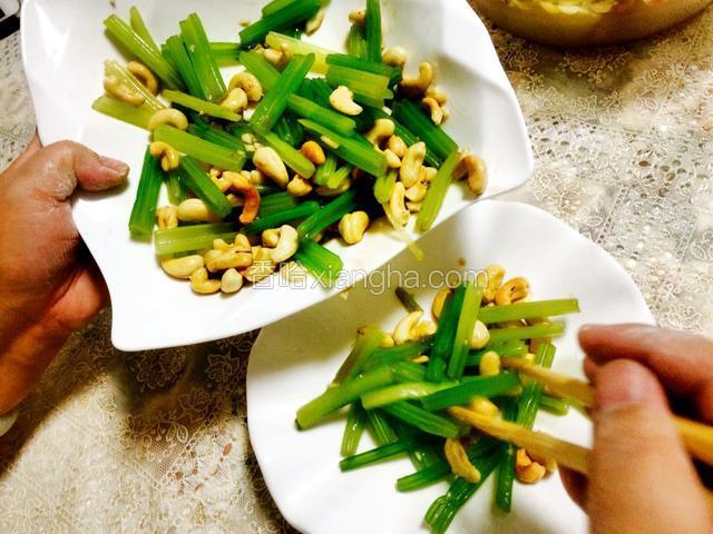 加入腰果搅拌均匀。