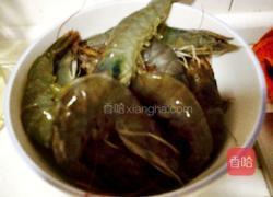 盐水煮虾的做法图解1