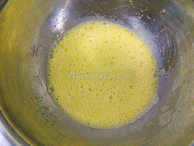 蛋黄加入糖、水，搅拌均匀