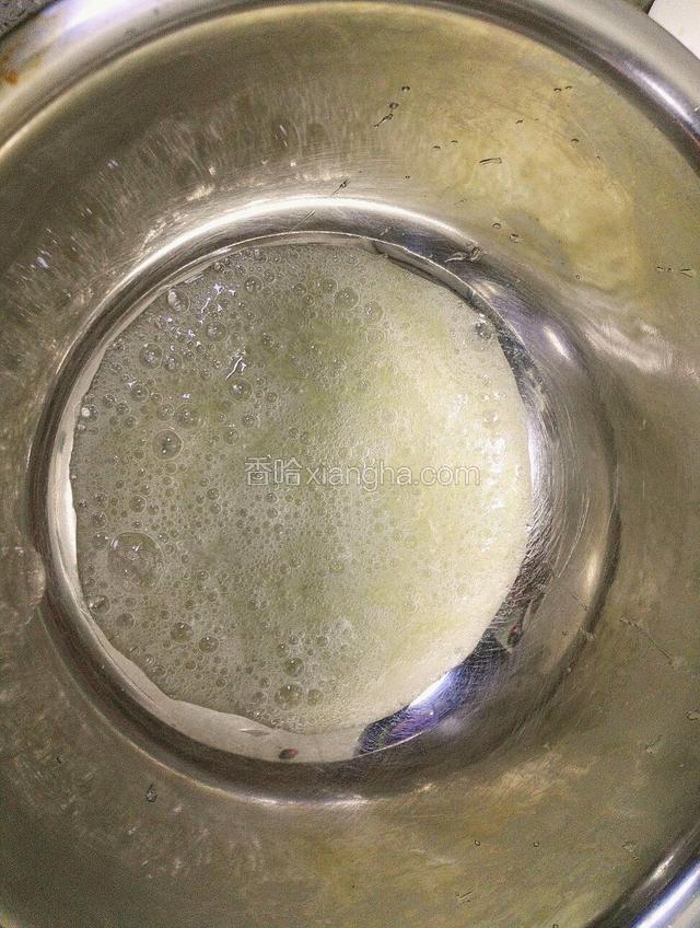 这时来处理蛋白。蛋白加入白醋，用电动打蛋器五档打出鱼眼泡，加入第一次糖