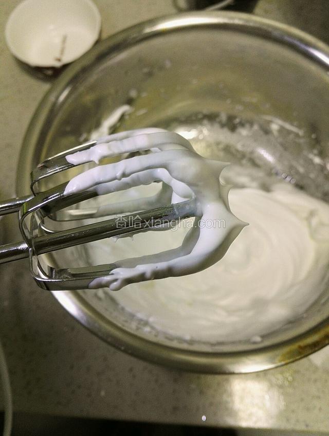 然后一直打至干性发泡，即打发时有较大阻力，提起打蛋器呈直立尖角