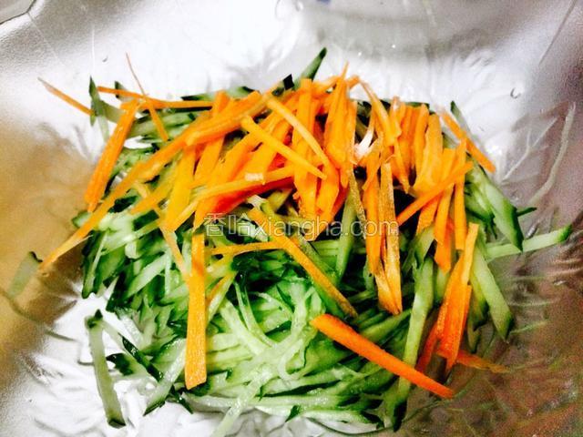 把黄瓜胡萝卜切丝备用