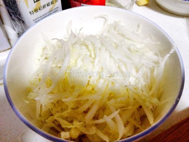白菜切丝用开水浸泡一会儿