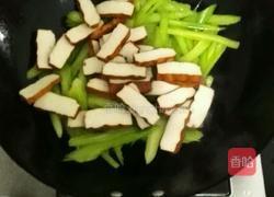 西芹炒豆干的做法图解4
