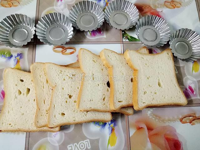 准备6片土司和6个模具托(如果有纸质蛋糕托也可以)