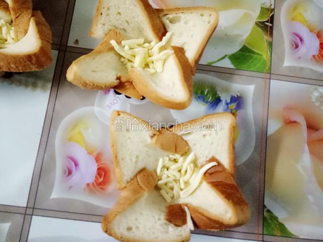 放少量马苏里拉芝士碎