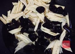 瘦肉炒木耳腐竹的做法图解5