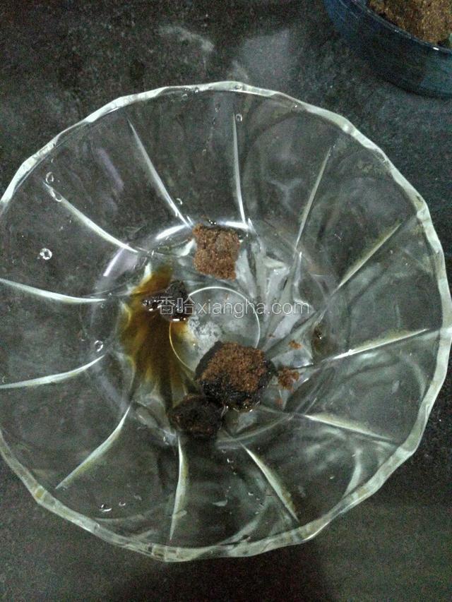 碗里放红糖，把蛋连汤一起盛出。完成。