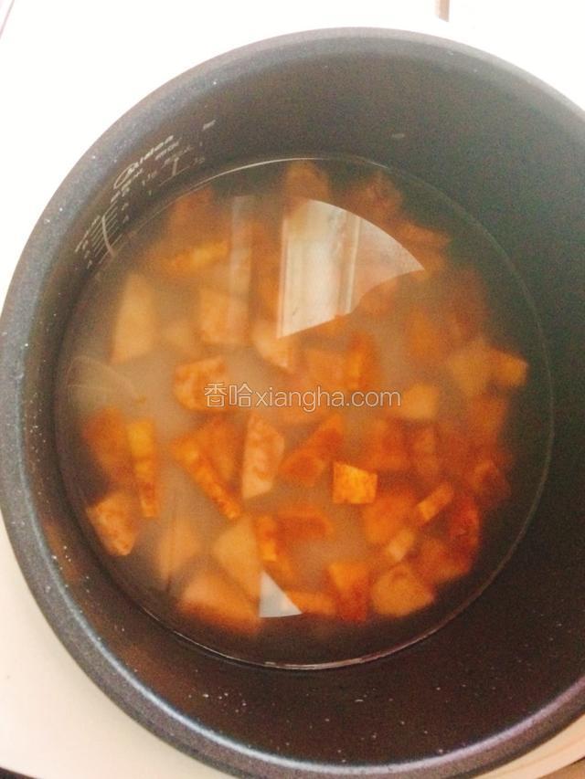 大米淘洗干净后和淮山一起放入锅里，加入适量的清水，按煲粥键