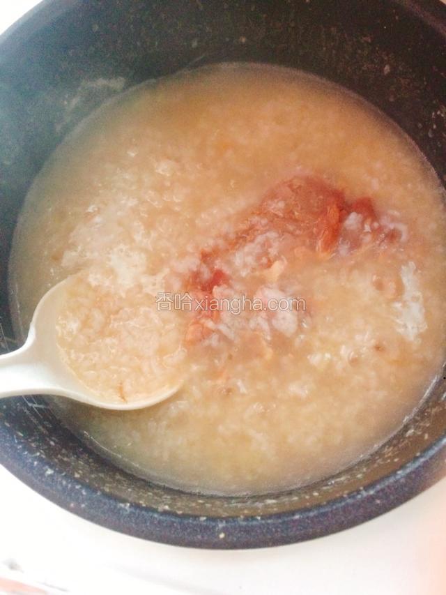 粥煲好后（我煲了一个钟）把腌好的瘦肉倒进去，搅匀再煮15分钟即可