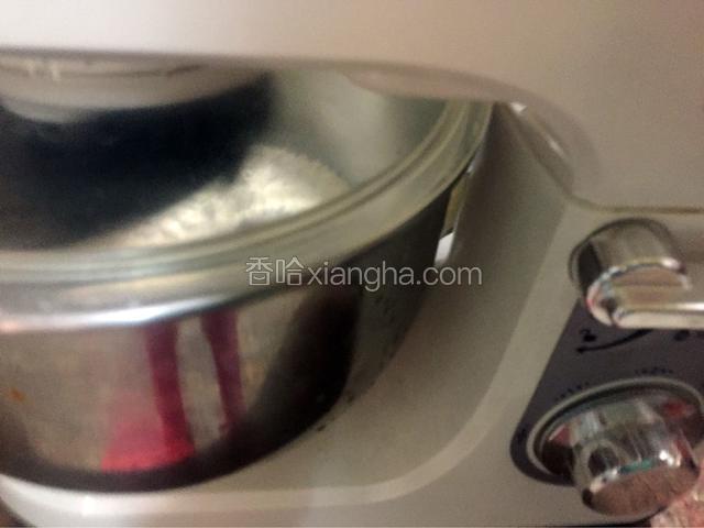 先用一档慢速和面一分钟再转三档快速和面，直到机器自动停止。（共15分钟）