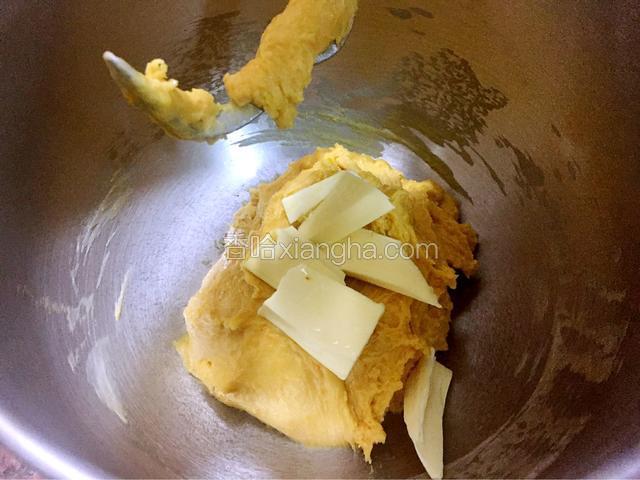 在第二次和面时加入黄油，继续开三档高速揉面，直到自动停止，然后再开一次和面程序，直到机器停止（共30分钟）