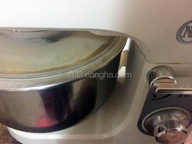 直接放回厨师机揉几分钟，相当于给面团排气