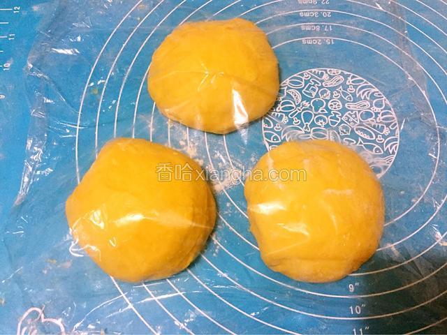 取出面团分成三份，醒发20分钟