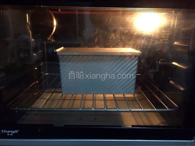 放进预热好的烤箱，上火120度，下火150度，下层40分钟