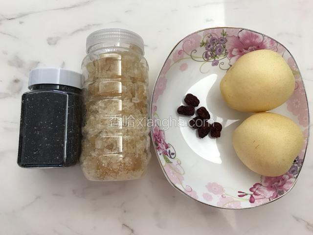 准备材料，（我做了两次，这是第一次的照片，刚好只剩两个梨子，枣拿出来的时候又多带出来一颗，懒得放回去，没事，不用那么严格，呵呵）
