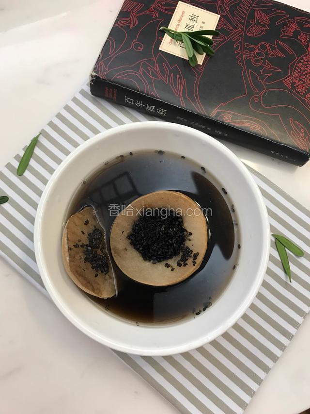 一个小时后关火，捞出，取出牙签，打开梨子，喝汤吃梨。