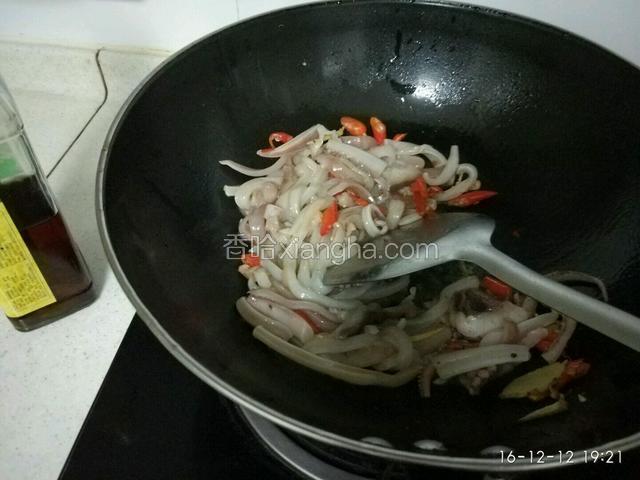 把鱿鱼放入翻炒片刻，放适量的料酒继续翻炒片刻！