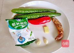 黄瓜炒香肠的做法图解1