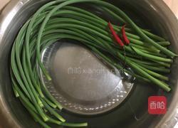 鸡丝炒蒜苔的做法图解1