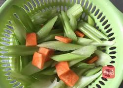 百合炒香芹的做法图解3