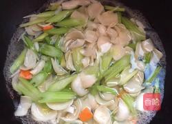 百合炒香芹的做法图解4