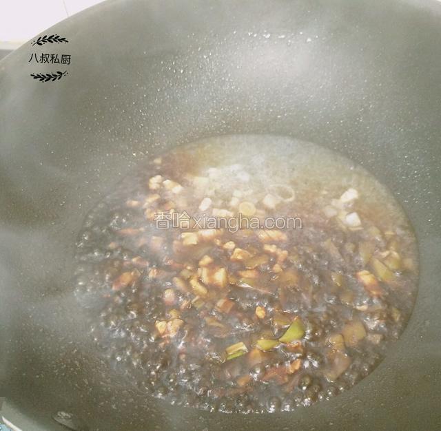来点酱油调个色，小火3分钟即可。