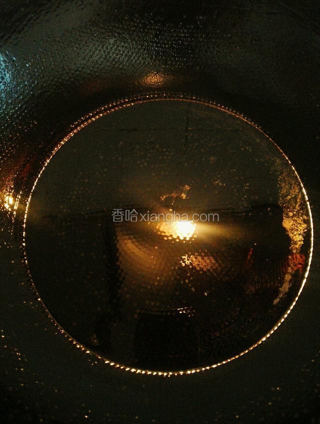 平底锅小火烧热放入少量的食用油